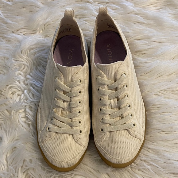 Vionic Shoes - Vionic Women's Cream Canvas Sneakers size 7 excellent condition